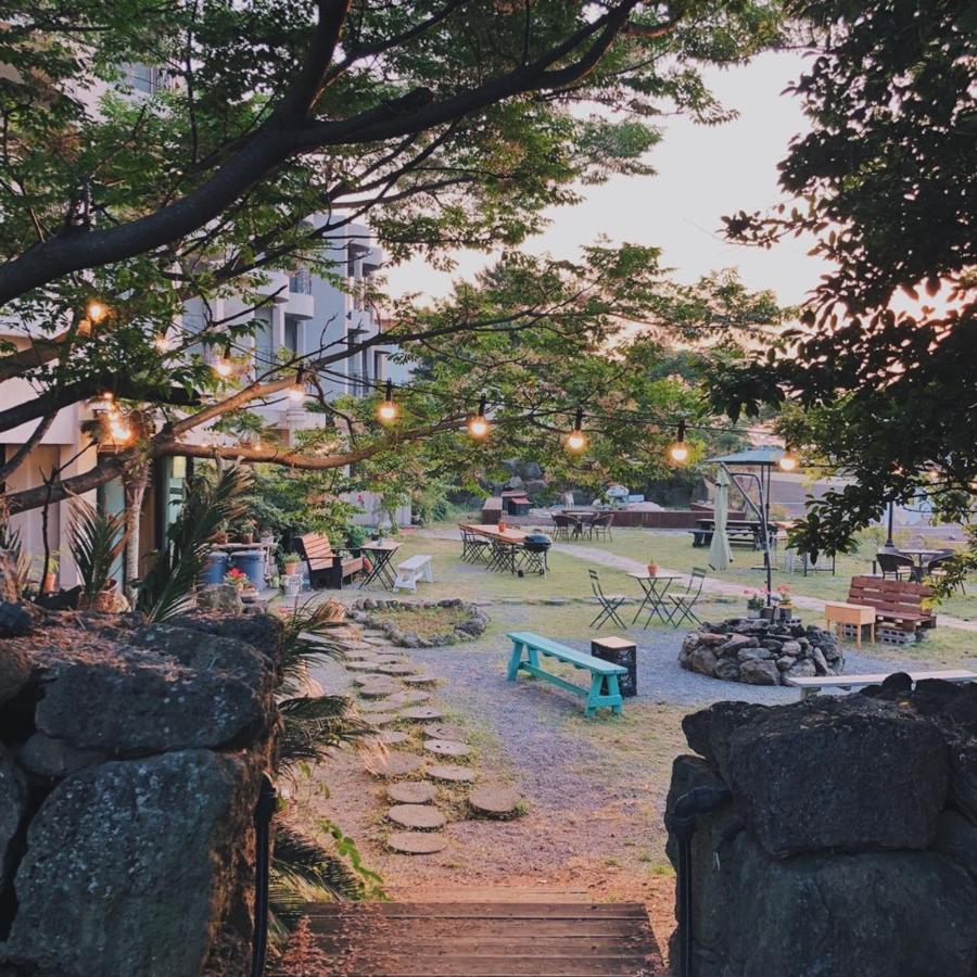 Хостел Jeju Playground Экстерьер фото