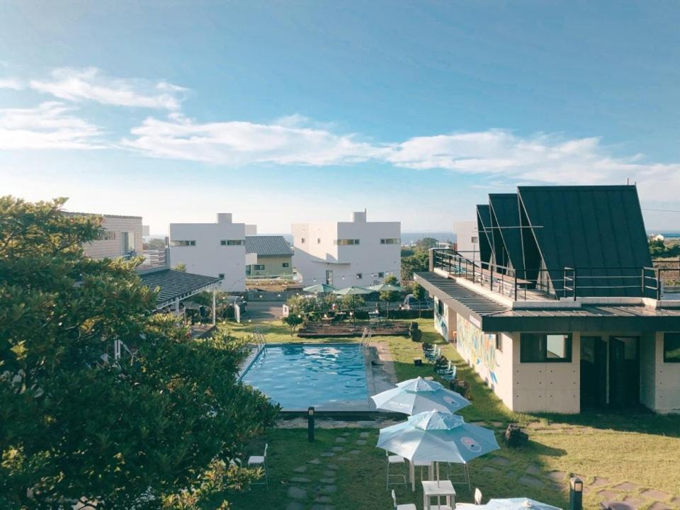 Хостел Jeju Playground Экстерьер фото